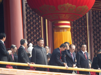 习近平(左三)指坚持香港一国两制。AP