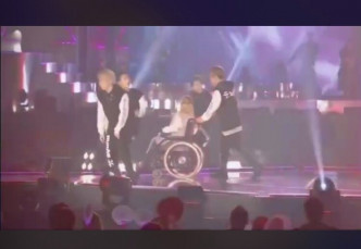 舞蹈員負責推着輪椅。
