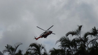 飛行服務隊直升機到場，將昏迷的事主救起。