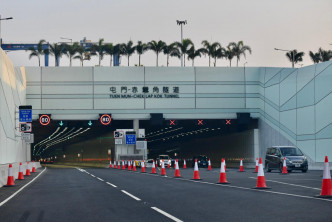 運輸署表示，屯門至赤鱲角隧道開通大致順利。