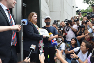 游行人士抵达英国驻香港总领事馆，英国驻港副总领事彭雅慧接信，未有回应。