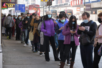 疫情下人心惶惶，市民四出撲口罩，旺角的連鎖店及藥房不時出現排隊買口罩人龍。黃頌偉攝