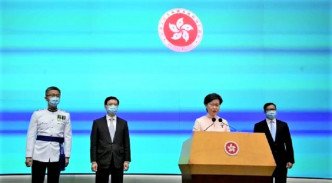 林鄭月娥與3名升任的官員會見傳媒。