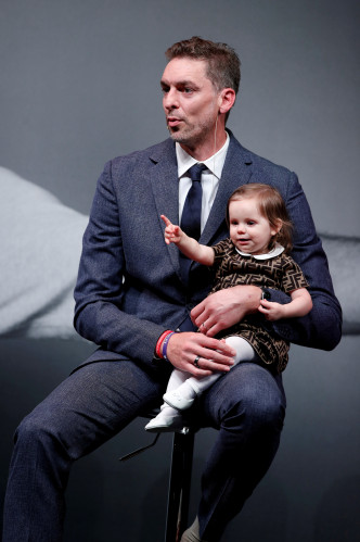 加斯勞抱著小女兒出席記者會。 Reuters