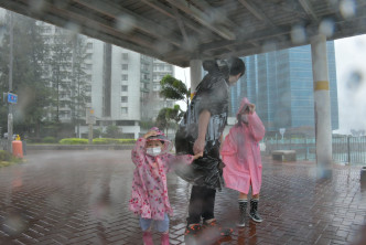 有市民帶同小朋友感受颱風威力。