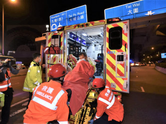 部份伤者由救护车送往医院。