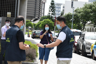 中西區區議會主席鄭麗瓊(中)指，不清楚相關物資運入場館的用途。