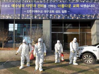 南韓今日新增31宗病例有關人員加強消毒。AP