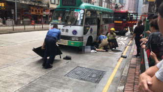 少女被小巴压着。 读者提供图片