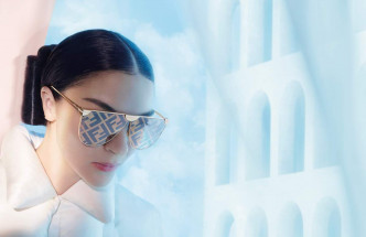 Fendi Shades太阳眼镜/$3,280，轻盈纤巧的金属镜架，配以经典FF Logo图案镜片。（Fendi）
