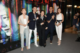 （左起）周家怡、陈家乐、林嘉欣、导演袁剑伟和汤怡攞着道具，重演戏中的虐待场面。
