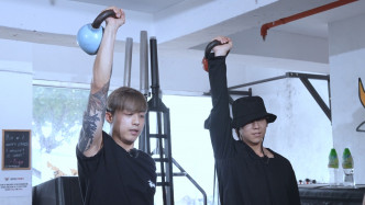 Anson Kong在今晚播出的《调教》会与姜涛一同做Gym。