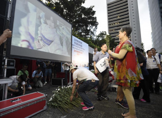 市民獻花悼念台灣殺人案死者。