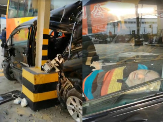 旅游巴猛烈推撞私家车。突发事故报料区影片截图