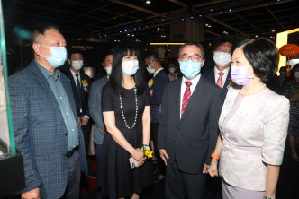 邓钜明博士与工业贸易署署长卢世雄、叶刘淑仪等前往参观展览。