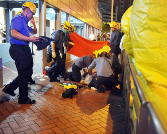 35岁男子姓梁的示威者，于平台危站5小时后堕毙。