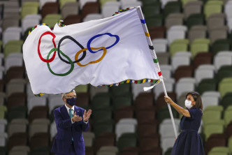 巴黎市長正式接過奧林匹克會旗。AP