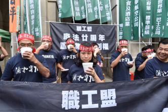 職工盟聯同多個勞工團體，與25名絕食者發起「重奪公平職場」大遊行。郭顯熙攝