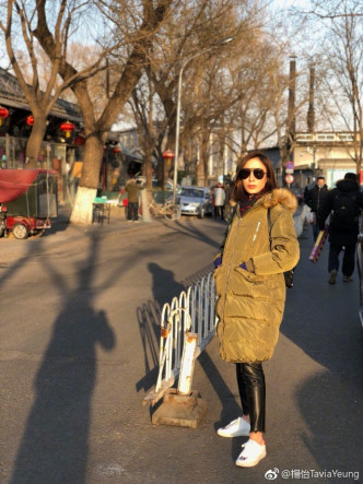 戴上黑超的杨怡在北京街头留倩影。