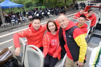 (左起)李小鵬、李珊珊及李寧三位體操名將齊齊支持百萬行。
