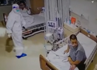 隔鄰床插著氧氣管的病人也嚇到彈起。影片截圖