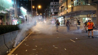 警方施放催泪弹驱散人群。