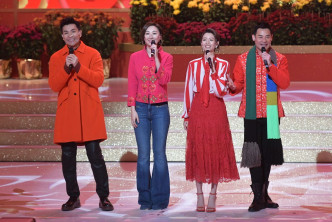 思貝（右二）為TVB新春節目表演。