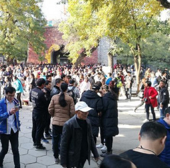 北京香山公園外有黃牛黨炒賣門票。網上圖片