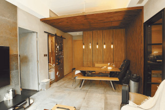 厅堂采长形开则，以木系作装潢主调。