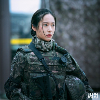 Krystal去年在韩剧《Search》以女军官Look示人。
