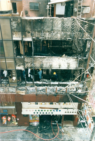 發生大火的卡拉OK遭嚴重焚毁。資料圖片