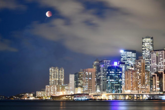 本港今晚夜空出現罕見天象「超級血月」及月全食。