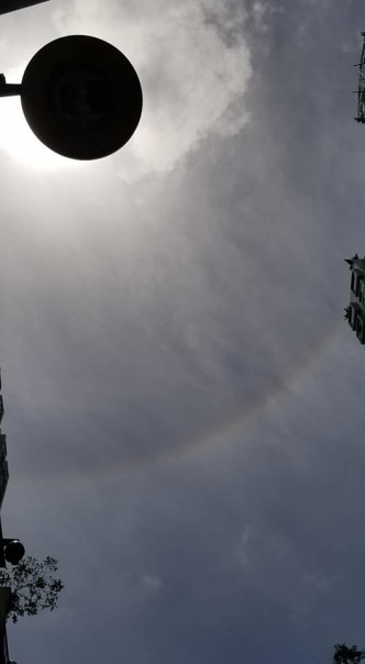 天空中出現「日暈」。
社區天氣觀測計劃 CWOS網民‎Ronald Yu‎ 圖片