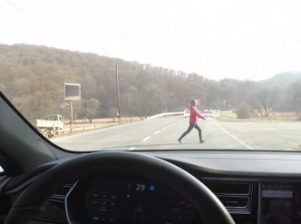 测试Tesla自驾辅助系统，是否会看到人从车子前方跑过去而停下。（网图）