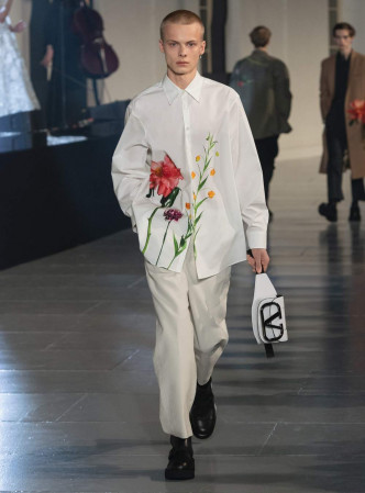 設計簡約的Floral Print白恤衫/$8,400、長褲/售價待定,配搭Valentino Garavani Vlogo Signature白色皮革腰包/$8,500及黑色皮鞋/售價待定,令恤衫上鮮色花卉格外吸睛。(All From Valentino)