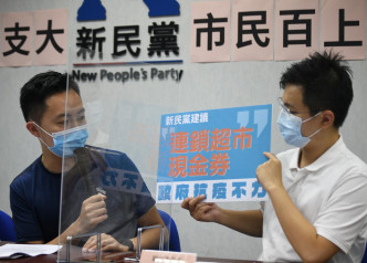 新民党成员李梓敬(蓝衫)建议，连锁超市派发现金券予市民购买防疫用品，以减轻市民的经济压力。
