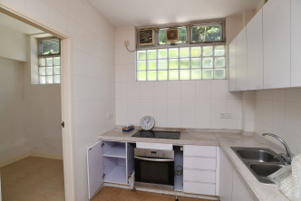 厨房设有多组厨柜，并设有通风大窗。