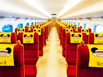 在车厢内的布置亦以黄色为主，配上暗红色的座椅。迪士尼网页图片