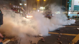 防暴警察多次发射催泪弹驱散。