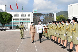 海关关长邓以海检阅会操队伍。政府新闻处图片