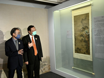 香港藝術館館長（至樂樓）鄧慶燊（左）和至樂樓主席何世柱欣賞仇英的《春龍起蟄圖》。