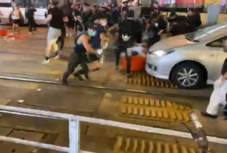 休班警遭示威者拳打脚踢。网上截图