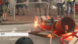 示威者焚燒雜物。有線新聞截圖
