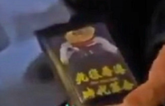 男子送外卖时遇上警员截查，发现一张「光复香港时代革命」卡片。影片截图