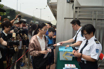 市民陆续进场，揭开中联办神秘面纱。