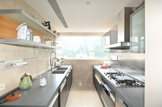 廚房兩側有廚櫃，家電及廚櫃保養得宜。