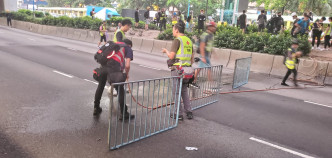 示威者冲出观塘道设路障堵塞交通。