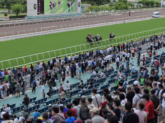 香港赛马会表示，今日沙田马场及跑马地马场的入场人数为17,563人。