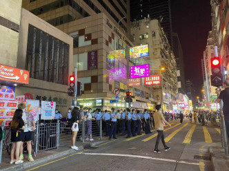 警員到場處理。香港學生媒體fb圖片