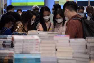 香港书展周五晚上人流明显增加。